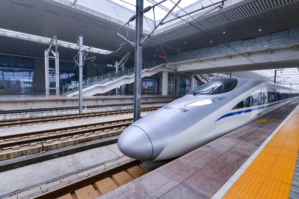 Bullet train at Xian Railway Station on October 24, 2015 in Shannxi, Xian. A China tem a maior rede ferroviária de alta velocidade do mundo com 9.676 km de rotas em serviço . — Fotografia de Stock