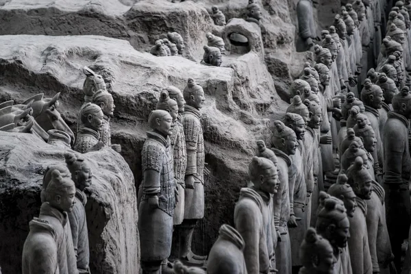 Armia Terakotowa lub "Terra Cotta Warriors i konie" pochowany w dołach obok grób Qin Shi Huang w 210 - 209 P.n.e.. 24 października 2015 w Xian prowincji Shaanxi, Chiny. — Zdjęcie stockowe