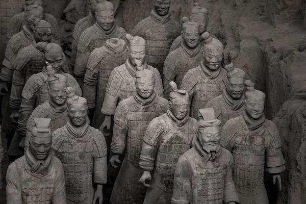 L'armée de terre cuite ou les "guerriers et chevaux de terre cuite" enterrés dans les fosses à côté de la tombe de Qin Shi Huang en 210-209 av. J.-C.. 24 octobre 2015 à Xian de la province du Shaanxi, Chine . — Photo