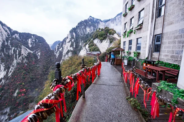 Montaña Huashan en octubre 25, 2015. la más alta de China cinco montañas sagradas, llamada la "Montaña Oeste", bien conocido por senderos empinados y gran paisaje —  Fotos de Stock