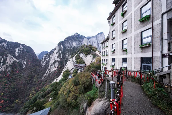 Góra Huashan na 25 października 2015. najwyższy z Chin pięciu świętych gór, o nazwie "West Mountain", dobrze znana z strome trasy i scenerii grand — Zdjęcie stockowe
