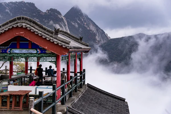 Montaña Huashan en octubre 25, 2015. la más alta de China cinco montañas sagradas, llamada la "Montaña Oeste", bien conocido por senderos empinados y gran paisaje —  Fotos de Stock