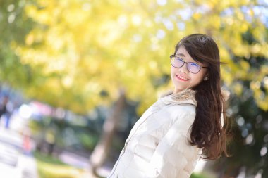 Güneşli günde kat çok Çinli kız giydir