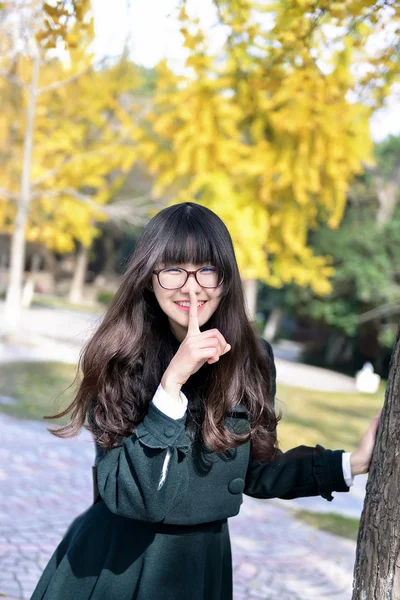 Chinese woman in park — Stock Photo, Image