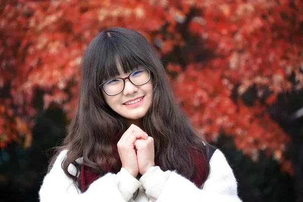 Nuori kiinalainen nainen syksyllä — kuvapankkivalokuva