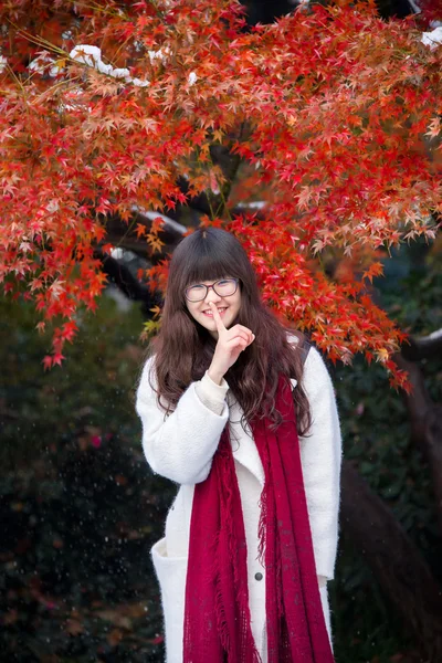 Young Chinese woman in autumn — Stockfoto