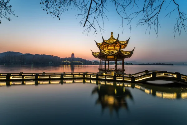 Mooie hangzhou in oude en zonsondergang paviljoen — Stockfoto