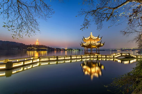 Belo hangzhou no crepúsculo e pavilhão antigo — Fotografia de Stock