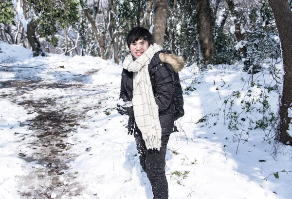 Asya adam Kışın açık — Stok fotoğraf
