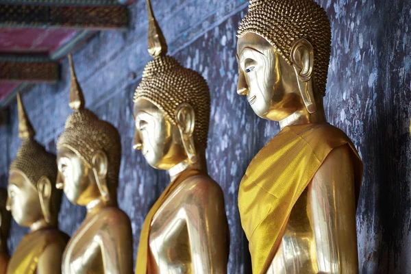 Rangée de statues de bouddha doré — Photo