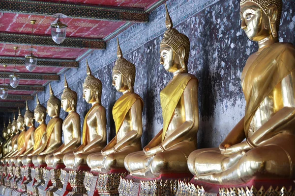 Fila de estátuas de buda dourada — Fotografia de Stock