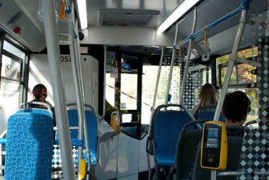 Boş otobüs-konsept krizi yolcu trafiğinin içi.