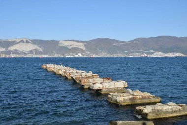 Karadeniz 'deki eski bir köprünün kalıntıları, Novorossiysk şehri.