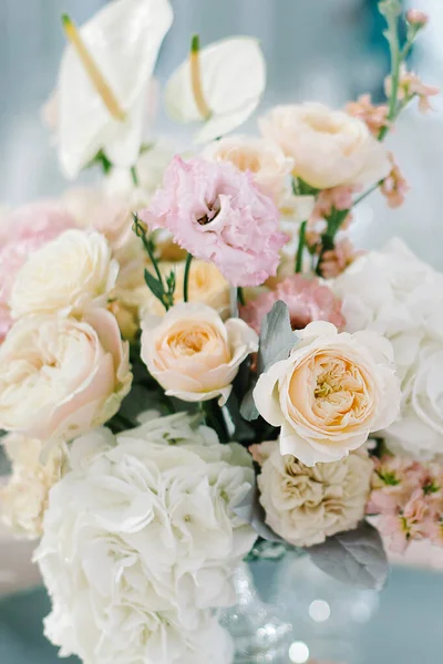 Flores de boda, decoración nupcial primer plano. Decoración hecha de peonías, rosas y plantas decorativas — Foto de Stock
