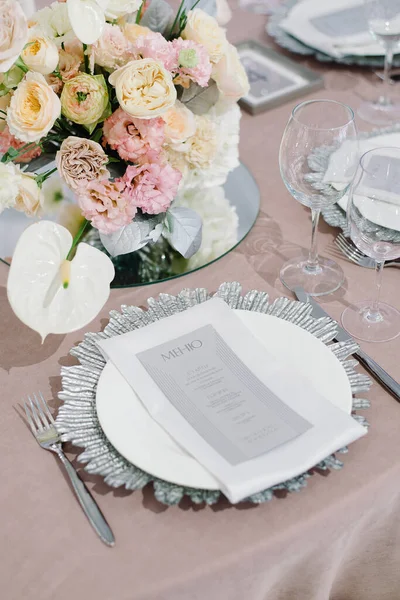豪華な結婚式でのテーブルセッティングとテーブルの上の花瓶の美しい花. — ストック写真