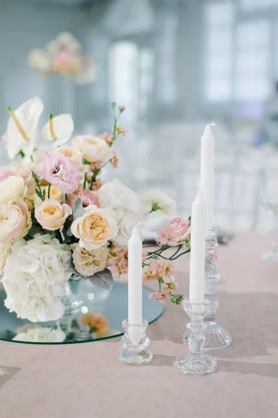 Сервировка стола на роскошной свадьбе и красивые цветы в вазе на столе . Стоковое Изображение