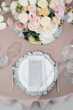 Lüks bir düğündeki masa ve masadaki vazodaki güzel çiçekler..