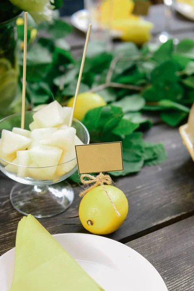 Arranjo de mesa de casamento elegante na floresta, decoração floral, restaurante. Montagem da mesa de casamento. Número de lugares. Limão tema — Fotografia de Stock