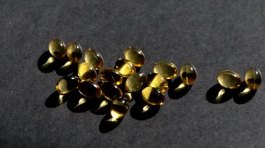 D vitamini kapsülleri, etrafa bakın. Siyah arka plan. Biyolojik olarak aktif katkı maddeleri