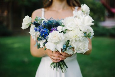 Güzel modern düğün buketi Gelinin ellerinde.