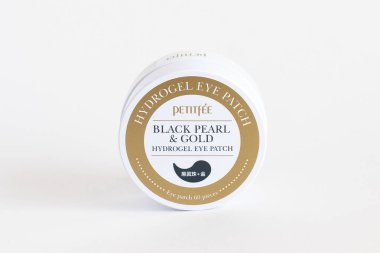 Rusya, Rostov-on-Don, 05.07.2018 Kore kozmetik ürünleri, Petitfee siyah inci rengi hidrojel göz bandı. Beyaz arka planda izole edilmiş.