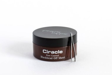 Rusya, Rostov-on-Don, 05.07.2018 Kore kozmetik ürünleri, CIRACLE Siyah Noktalı Karatafat. beyaz arkaplanda izole.