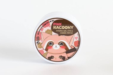 Rusya, Rostov-on-Don, 05.07.2018 Kore kozmetik ürünleri, Gizli Anahtar Pembesi Rakunlu Hidrojen Göz ve Yanak Bandı Sachet.Beyaz arka planda izole edilmiş..