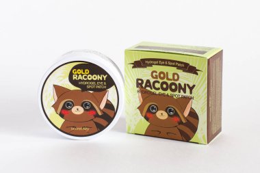 Rusya, Rostov-on-Don, 05.07.2018 Kore kozmetik ürünleri, altın sarısı rakunlu ve beyaz arka planda lekeli altın sarısı rakunlu yamalar..