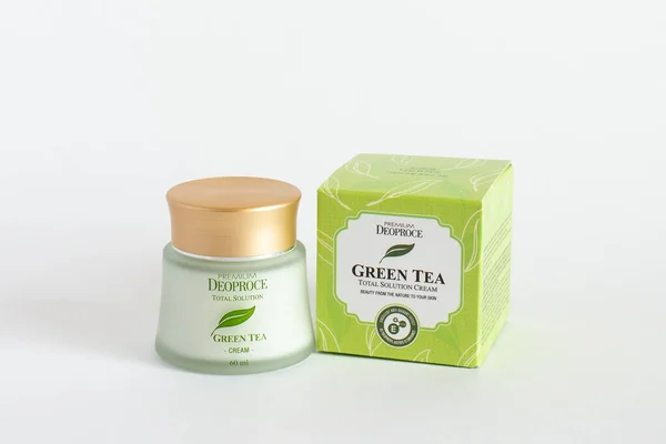 Ρωσία, Rostov-on-Don, 05.07.2018 Κορεάτικα καλλυντικά, Deoproce green tea total solution cream, απομονωμένη σε λευκό φόντο. Royalty Free Φωτογραφίες Αρχείου
