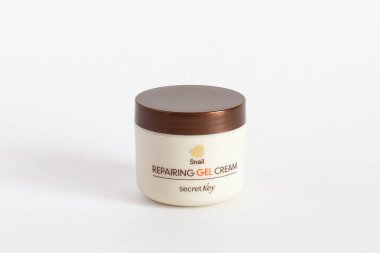 Rusya, Rostov-on-Don, 05.07.2018 Kore kozmetiği, Gizli Anahtar Salyangoz tamir kremi, beyaz arka planda izole edilmiş..