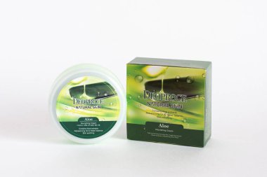 Rusya, Rostov-on-Don, 05.07.2018 Kore kozmetik ürünleri, Deoproce doğal deri aloe besleyici krem, beyaz arka planda izole edilmiş..