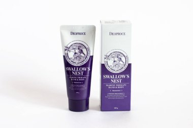 Rusya, Rostov-on-Don, 05.07.2018 Kore kozmetik ürünleri, deoproce el gövdesi - Kırlangıç yuvası, beyaz arka planda izole edilmiş..