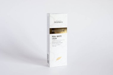 Rusya, Rostov-on-Don, 05.07.2018 Kore kozmetiği, Deoproce premium retinol gerçek beyaz krem, beyaz arka planda izole edilmiş..