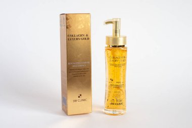 Rusya, Rostov-on-Don, 05.07.2018 Kore kozmetiği, 3w klinik kolajeni lüks altın yeniden canlandırıcı altın özü, beyaz arka planda izole edilmiş.