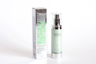 Rusya, Rostov-on-Don, 05.07.2018 Kore kozmetik ürünleri, deoproce beyaz hidro temel makyaj malzemesi, beyaz arka planda izole edilmiş..