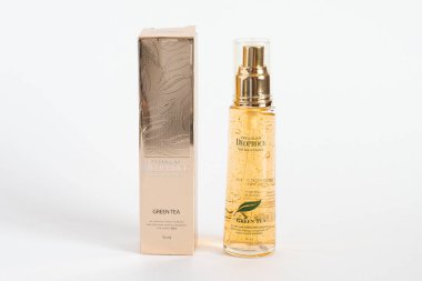 Rusya, Rostov-on-Don, 05.07.2018 Kore kozmetik ürünleri, deoproce premium vita altın özlü yeşil çay, beyaz arka planda izole edilmiş..