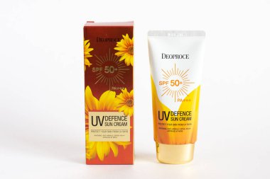 Rusya, Rostov-on-Don, 05.07.2018 Kore kozmetiği, Deoproce UV Savunma Kremi SPF50, beyaz arka planda izole edilmiş..