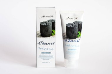 Rusya, Rostov-on-Don, 05.07.2018 Kore kozmetik ürünleri, Aroma M Kömür Sökücü Paketi, beyaz arka planda izole edilmiş..