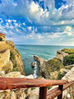 Kayalık okyanus kıyısındaki manzara fotoğrafçılığı