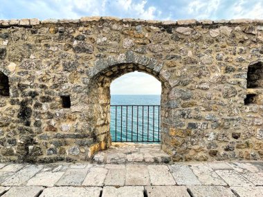 Eski taş duvardaki pencerenin fotoğrafı