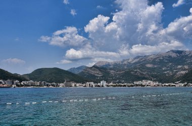 Budva, Karadağ - 24,08.2021: Karadağ 'ın seyahat beldesi. Budva, eski şehrin manzarası.