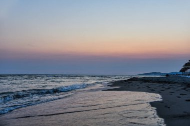Kumsalda gün batımının fotoğrafı