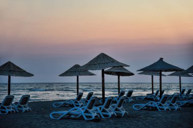 Kumsalda gün batımının fotoğrafı