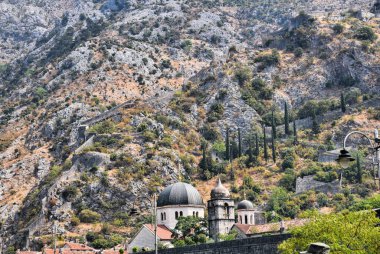 Kotor, Karadağ - 24,08.2021: Karadağ 'a seyahat. Kotor, Karadağ 'ın en güzel şehri ve inanılmaz kale duvarları var..