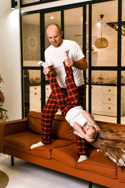 Babam kızıyla oynuyor.