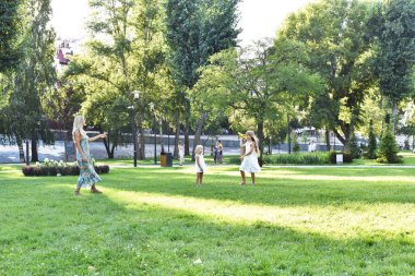 Annem kızlarıyla oynuyor.