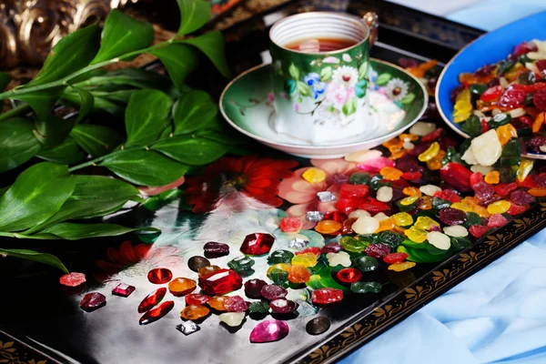 Bonbons colorés gouttes de fruits avec des pierres précieuses dispersées sur un plateau Tea Party célébration — Photo