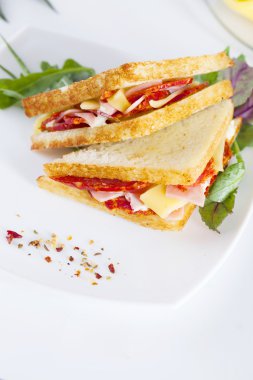 jambon ve peynir tereyağı baharatlar, sosis, sucuk, chorizo ile iki sandviç