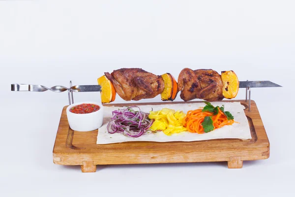 Kebab codorna em um fundo branco bordo, comida, churrasco laranja — Fotografia de Stock