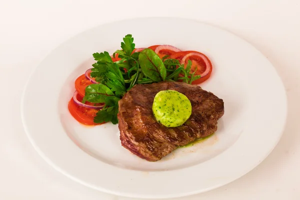 Steak pesto vaj és saláta levél cékla, petrezselyem, paradicsom, hagyma — Stock Fotó